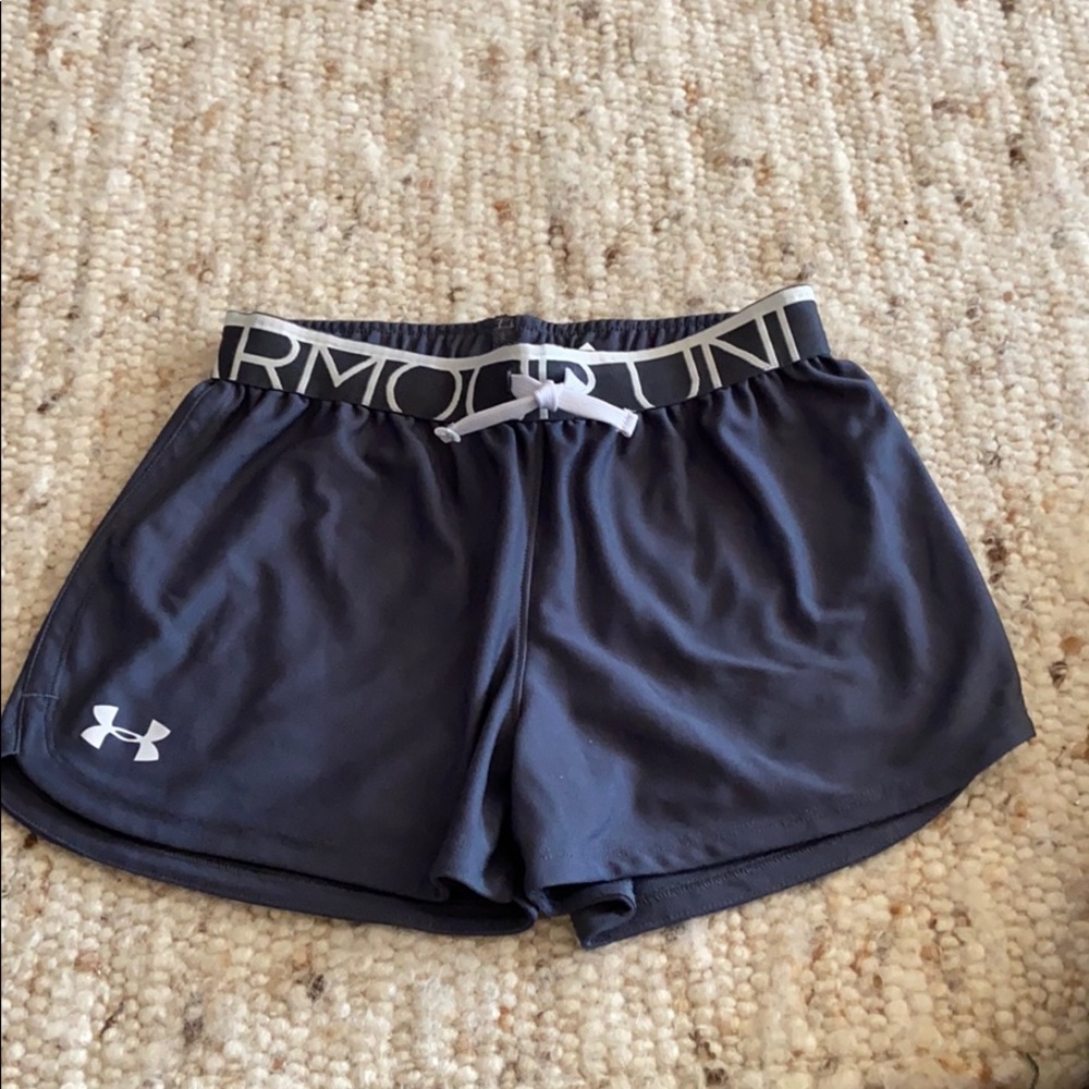 Under Armor Shorts Size: Medium Youth